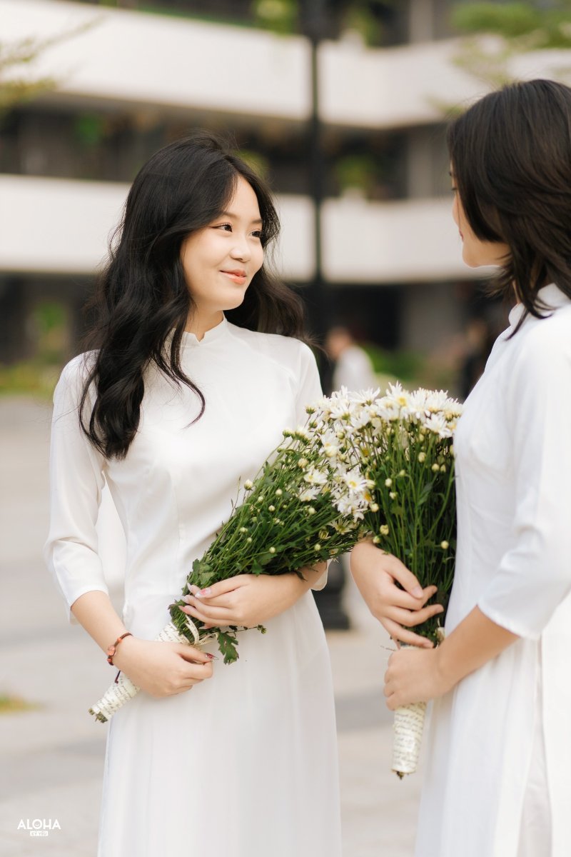 Tạo dáng chụp ảnh áo dài kỷ yếu cho nữ