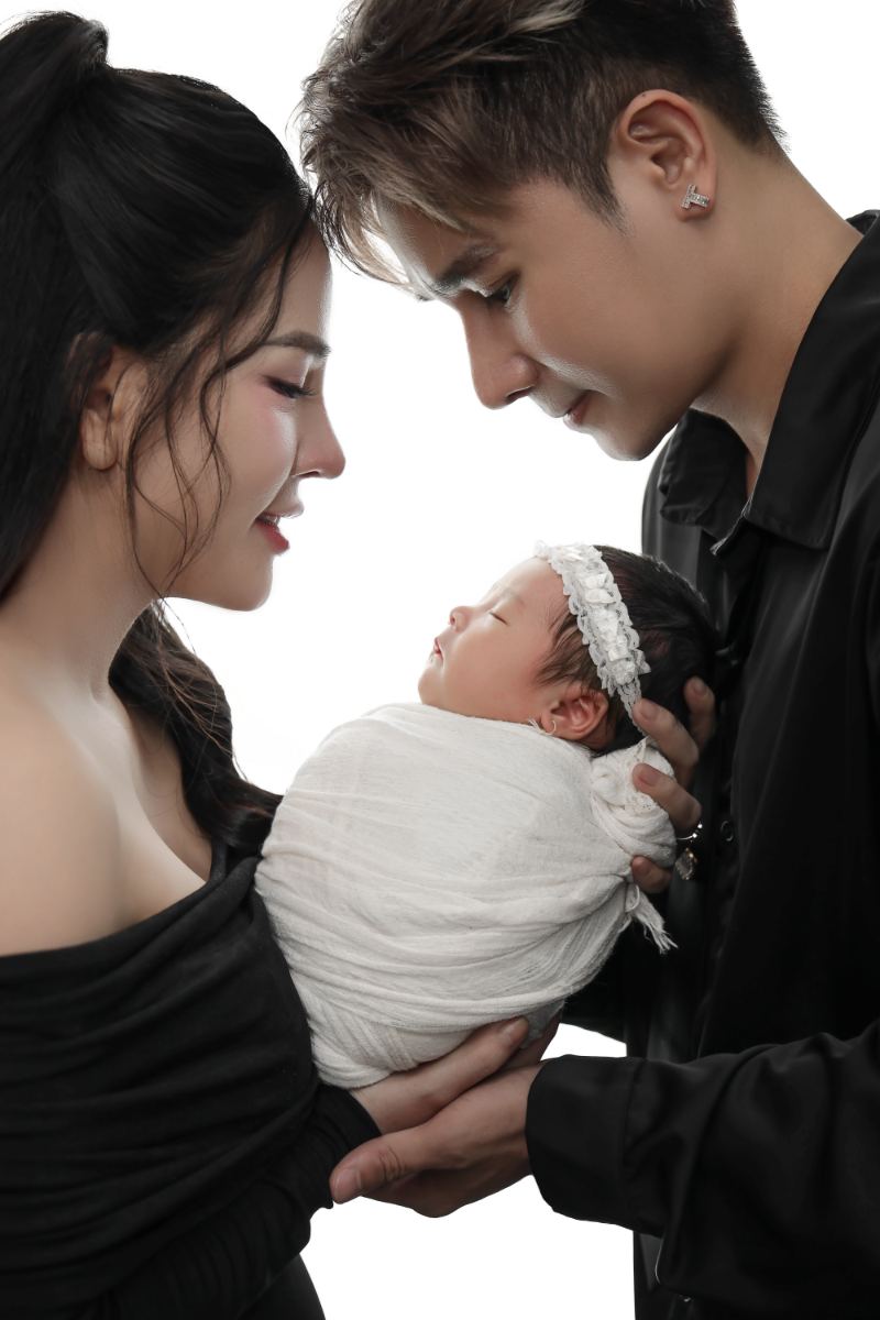 Ba mẹ tương tác với bé để có biểu cảm tự nhiên