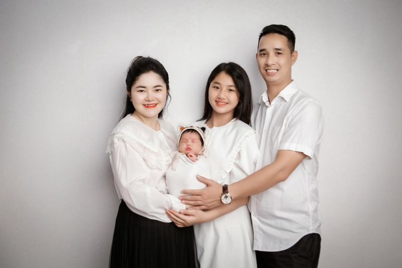Hướng dẫn tạo dáng cho các thành viên trong gia đình chụp cùng bé