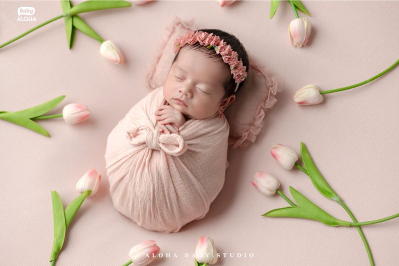 Hướng dẫn tạo dáng và phối hợp khi chụp ảnh sơ sinh tại Ba Vì