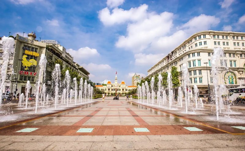 Phố đi bộ Nguyễn Huệ ( nguồn ảnh: sưu tầm )