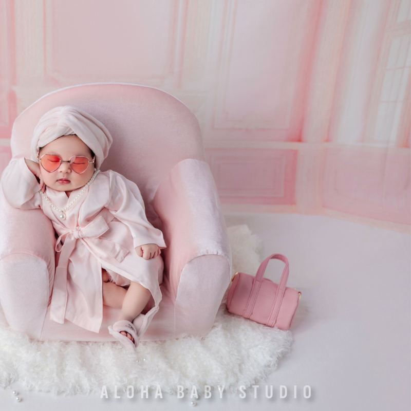 Tạo dáng chụp ảnh sơ sinh cho bé chống cằm