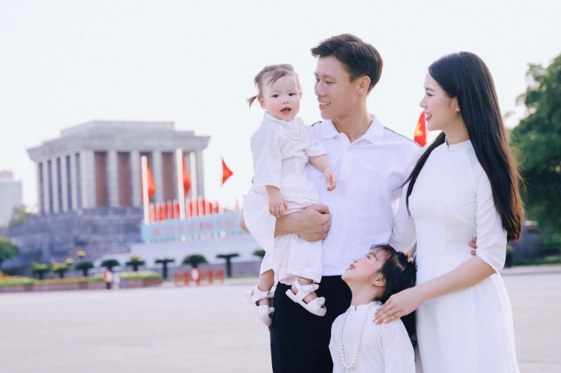 Chụp ảnh gia đình ở Lăng Bác