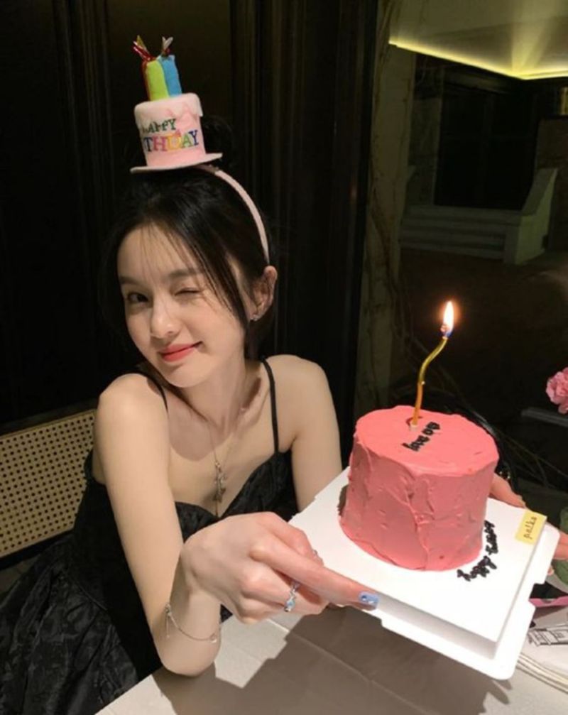 Chụp ảnh sinh nhật tại các quán cà phê hoặc không gian trong nhà độc đáo