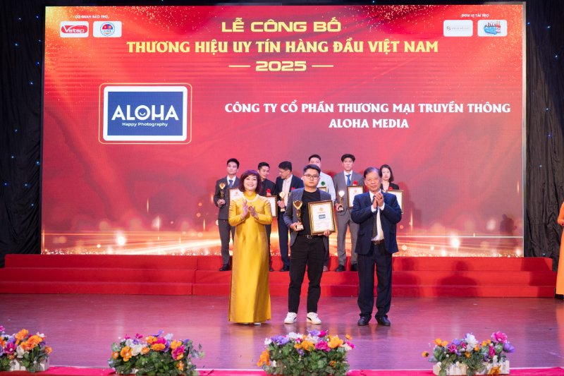 Ông Hoàng Trọng Luân - Giám đốc công ty nhận giải tại sự kiện