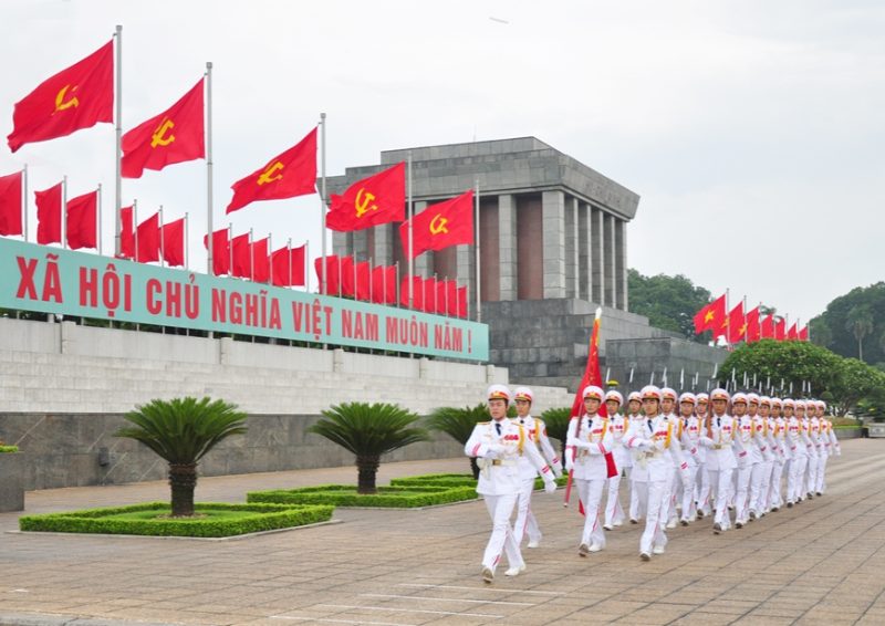 Tạo dáng chụp ảnh ở Lăng Bác