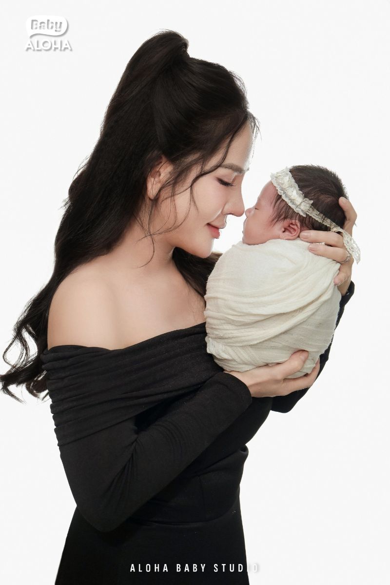 Tạo dáng tương tác với bố mẹ