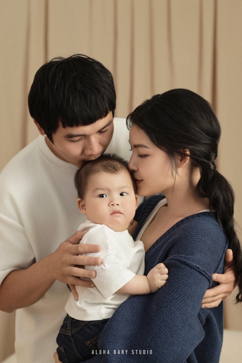 Tương tác và tạo dáng cùng bố mẹ