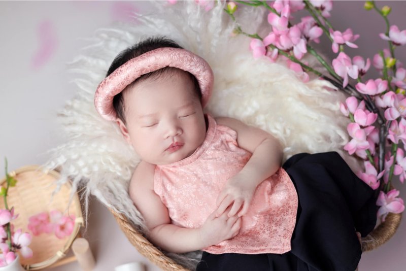 Giữ bé ngủ sâu bằng tiếng ồn trắng và kiểm soát nhiệt độ