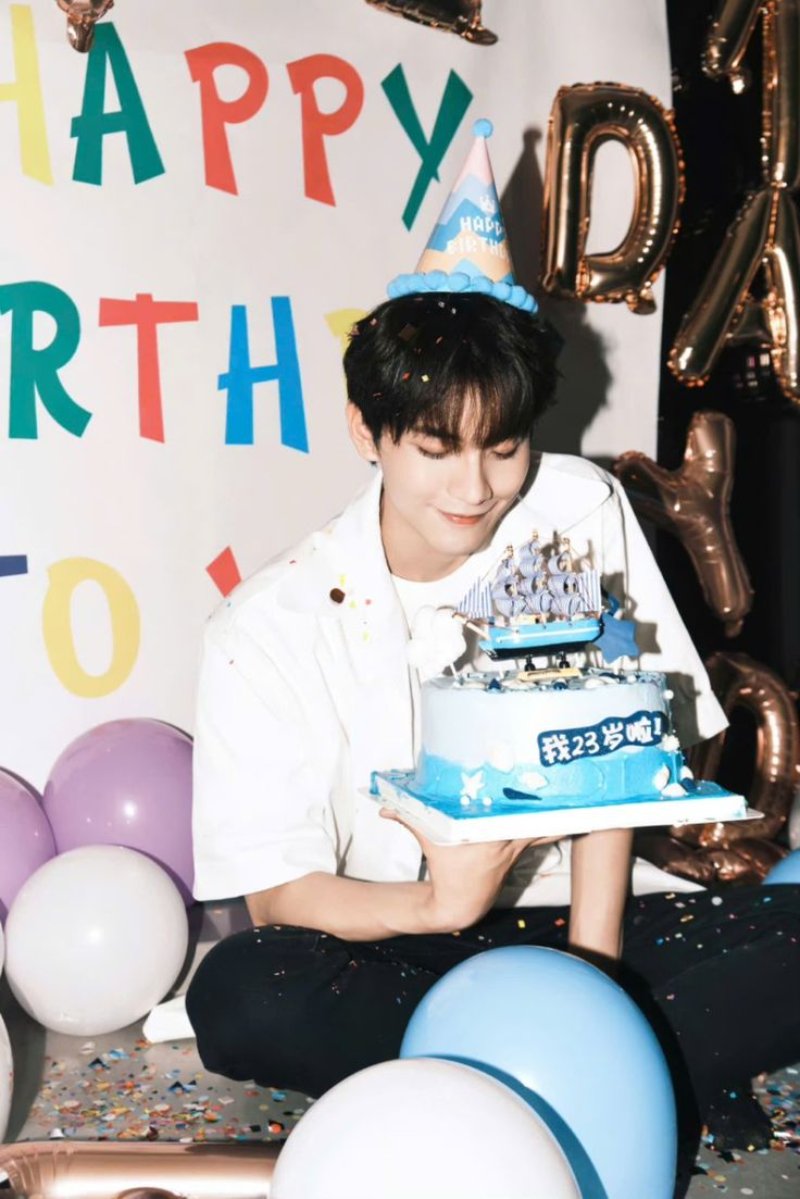 Hình ảnh sinh nhật cho nam nhiều màu sắc rực rỡ, vui tươi