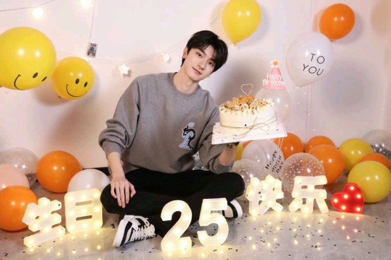 Hình ảnh sinh nhật dành cho nam nhiều màu sắc rực rỡ, vui tươi 2025