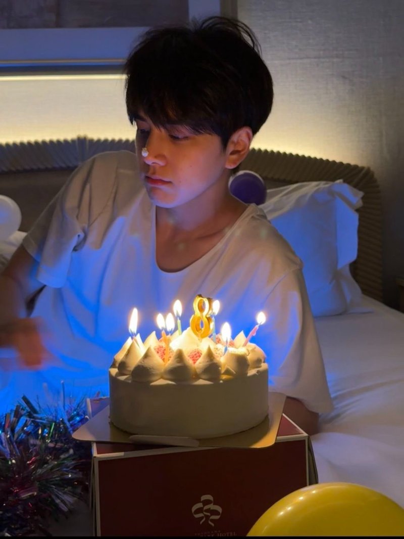 Hình sinh nhật đẹp cho nam với bánh kem và nến lung linh 2025
