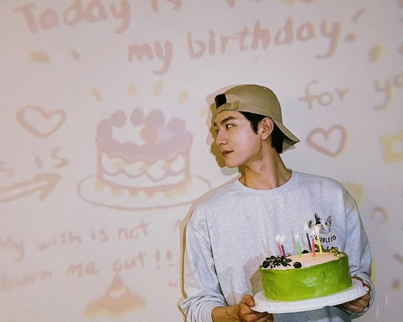 Hình sinh nhật đẹp cho nam với bánh kem và nến lung linh dễ thương