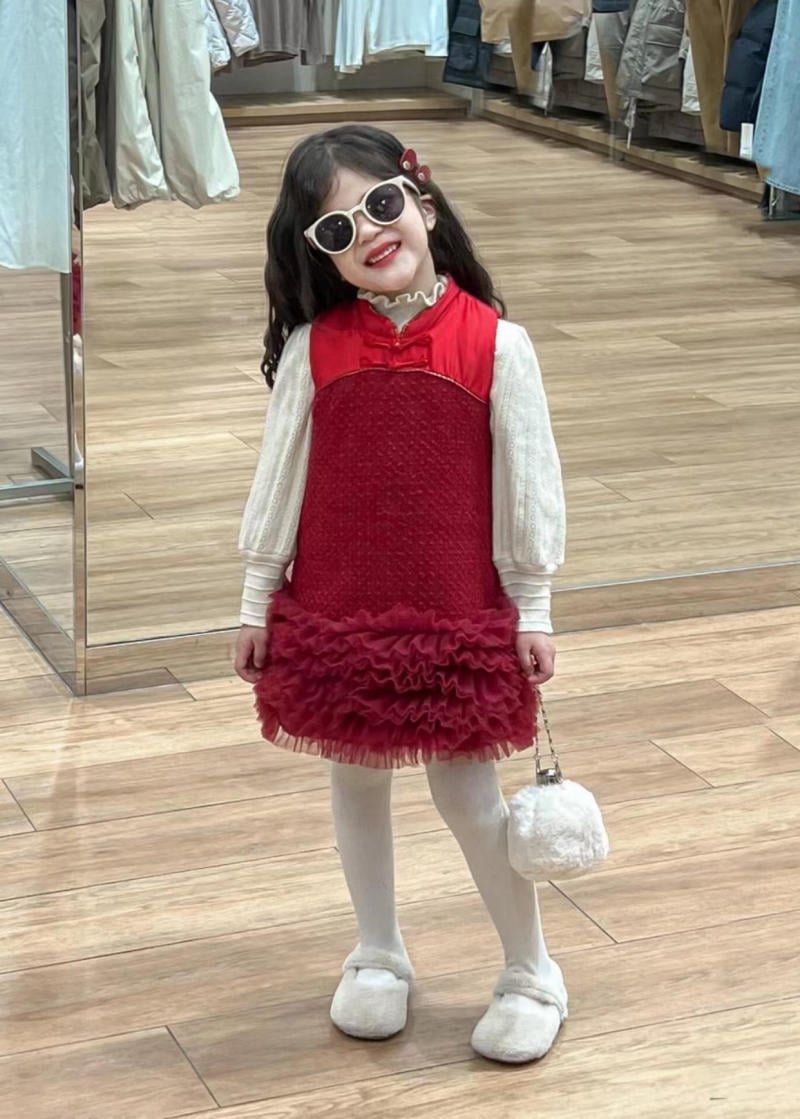 Phối đồ bé gái với áo Gile len hoặc áo phao ngắn