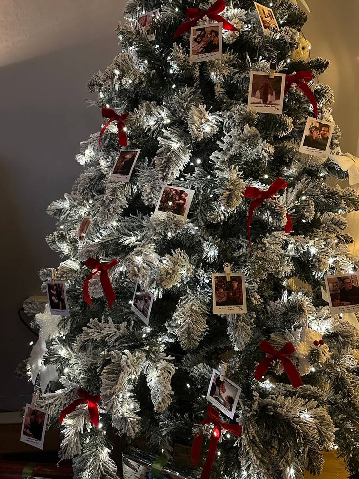 Trang trí cây thông Noel bằng ảnh gia đình