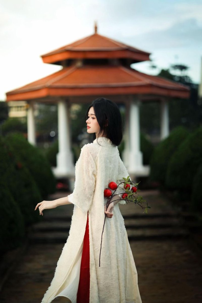 Ảnh chụp áo dài Tết đi lại tự nhiên