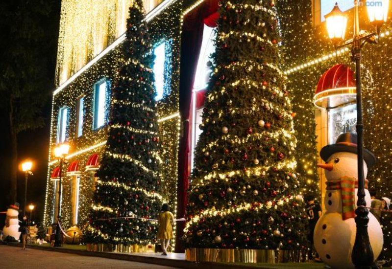Các trung tâm thương mại là những địa điểm trang trí noel đẹp ở TPHCM