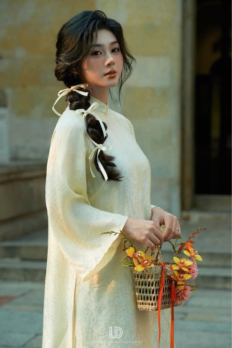 Cách tạo dáng chụp ảnh áo dài Tết cùng phụ kiện