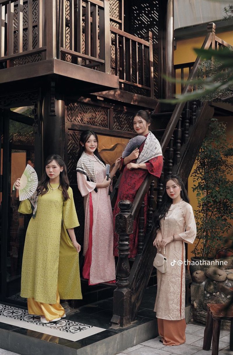 Cách tạo dáng chụp ảnh áo dài Tết theo nhóm