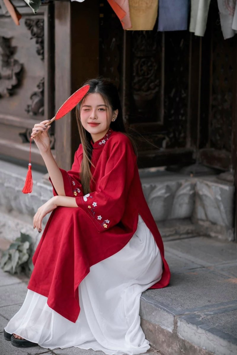 Cách tạo dáng chụp ảnh áo dài tết ngồi duyên dáng