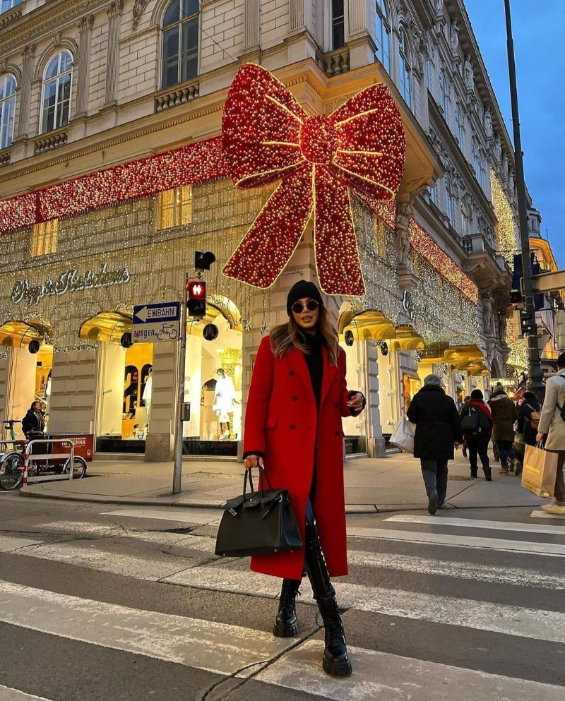 Cách tạo dáng chụp ảnh với cây thông noel trung tâm thương mại