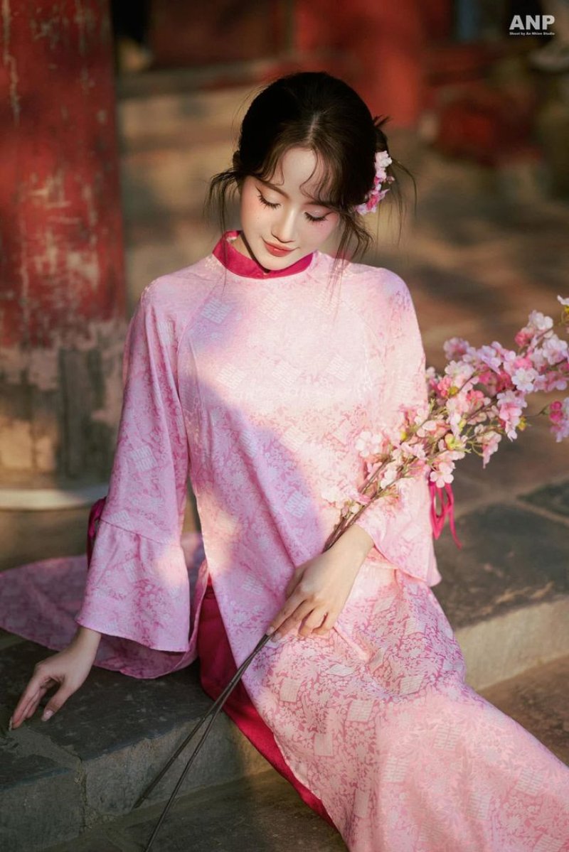 Chụp ảnh áo dài Tết cùng hoa đào