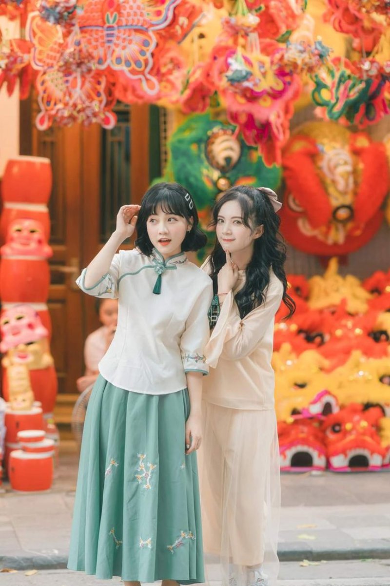 Chụp ảnh áo dài Tết đi chợ xuân