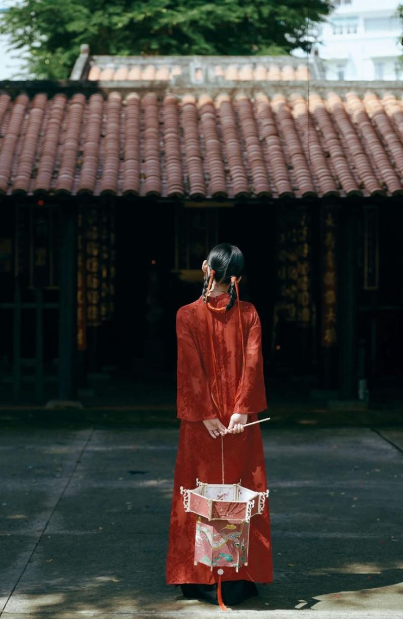 Chụp ảnh áo dài Tết từ phía sau