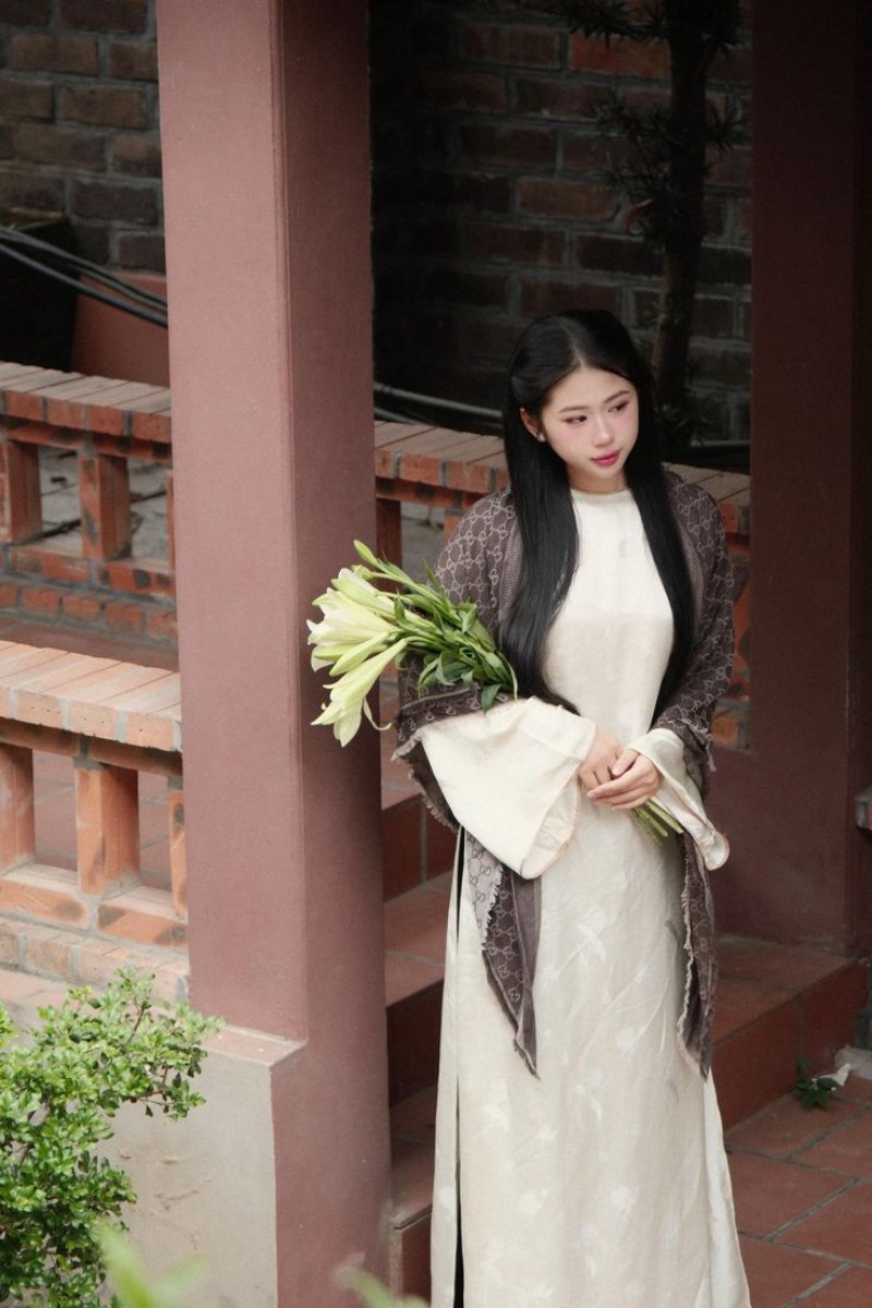 Chụp ảnh với áo dài khi đi chùa