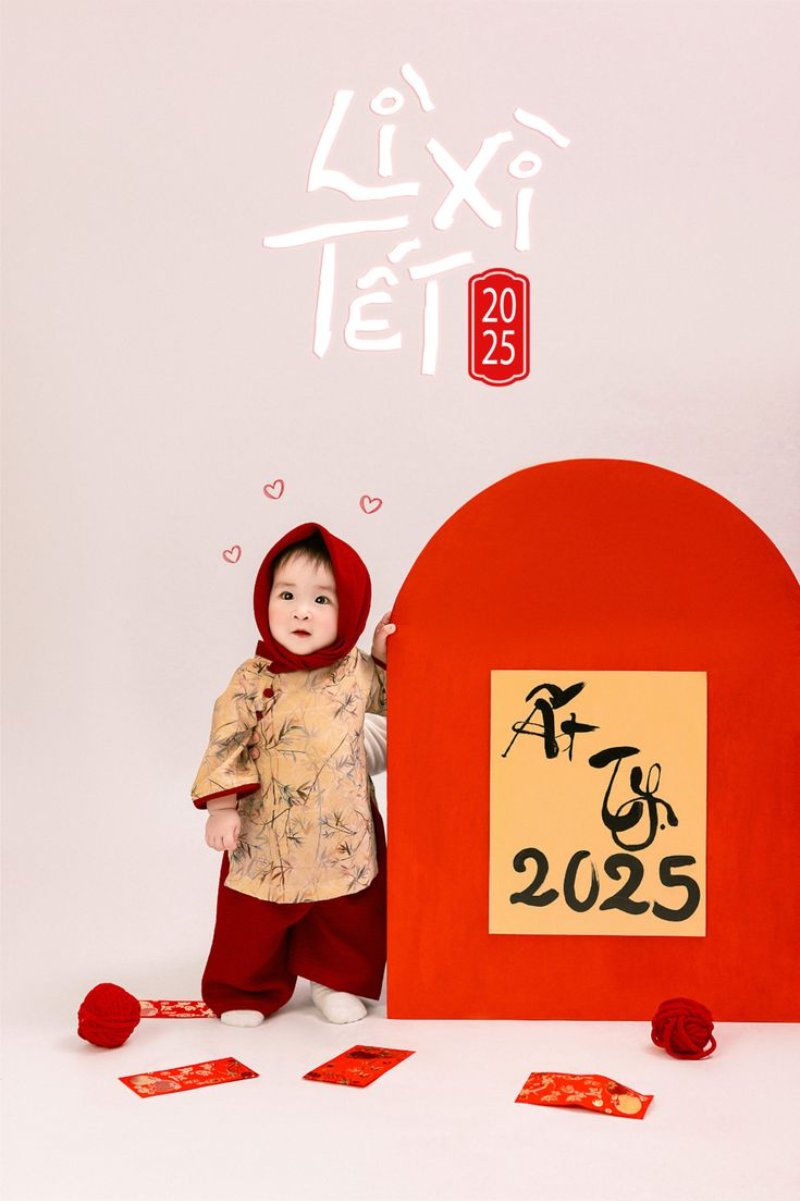 Chụp concept Tết bé với hoa và lì xì