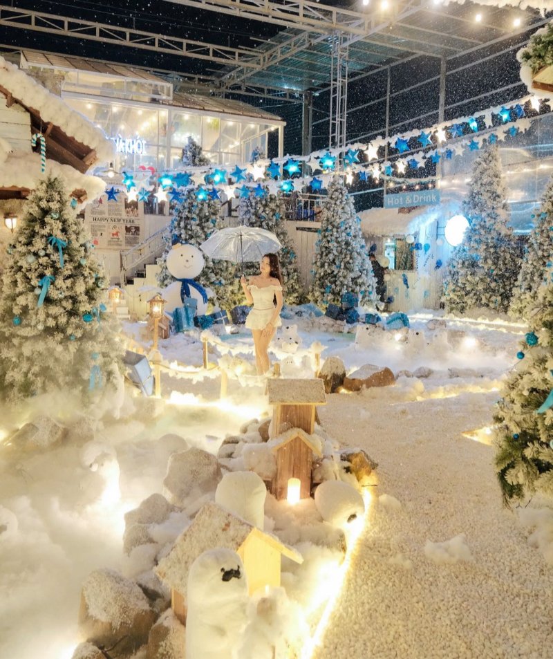 Chuyện Của Tùng - Quán cafe trang trí noel ở Thủ Đức