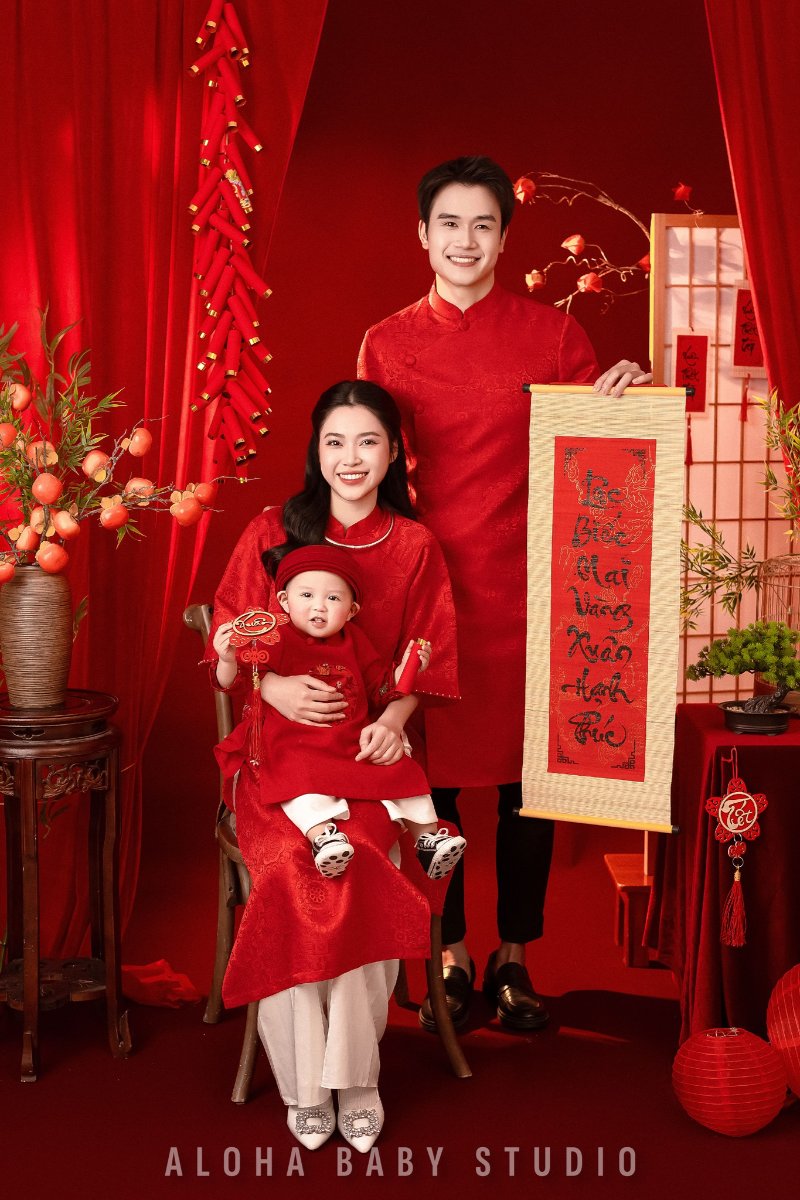 Concept chụp ảnh Tết cùng câu đối đỏ