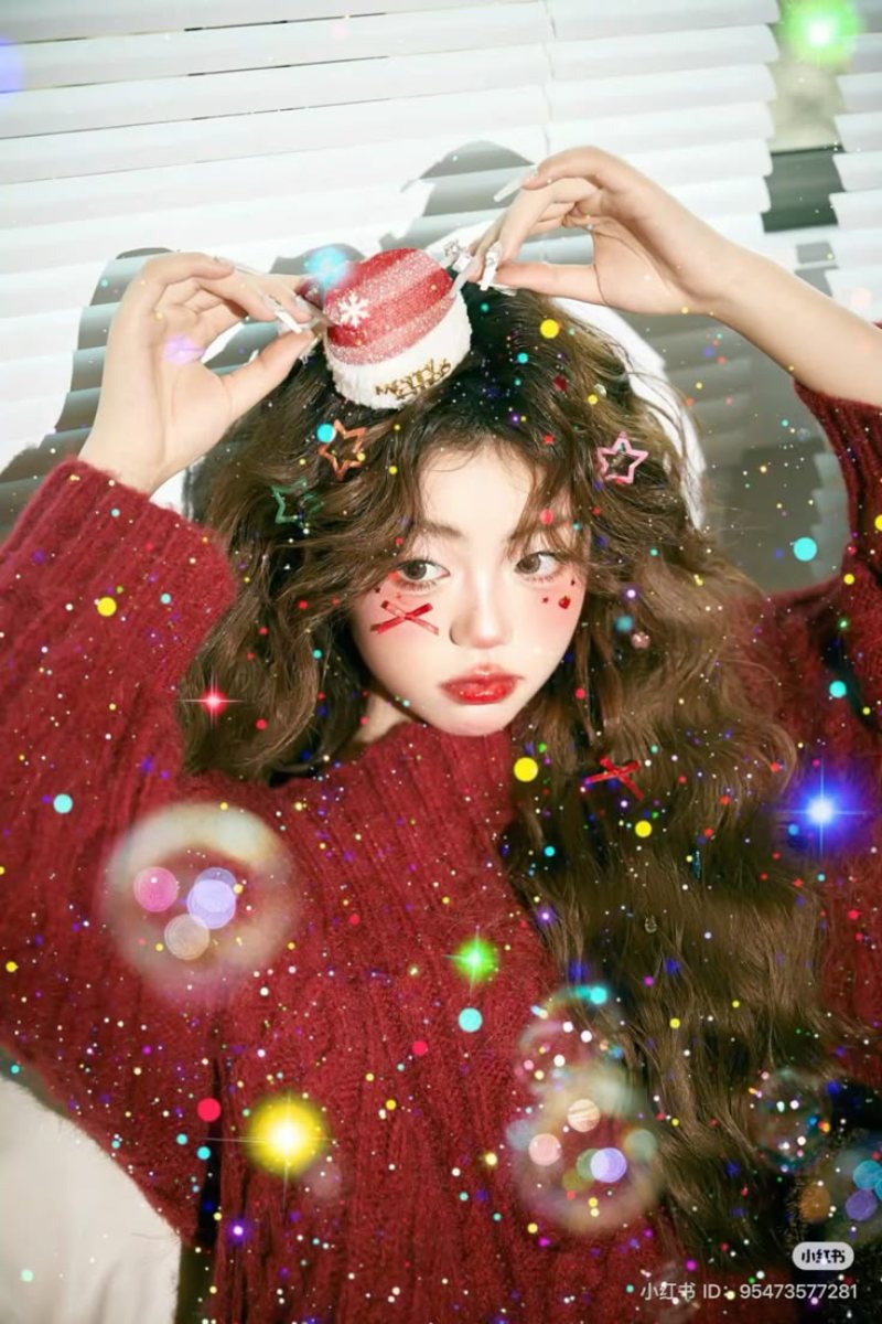 Đưa hộp quà lên đầu