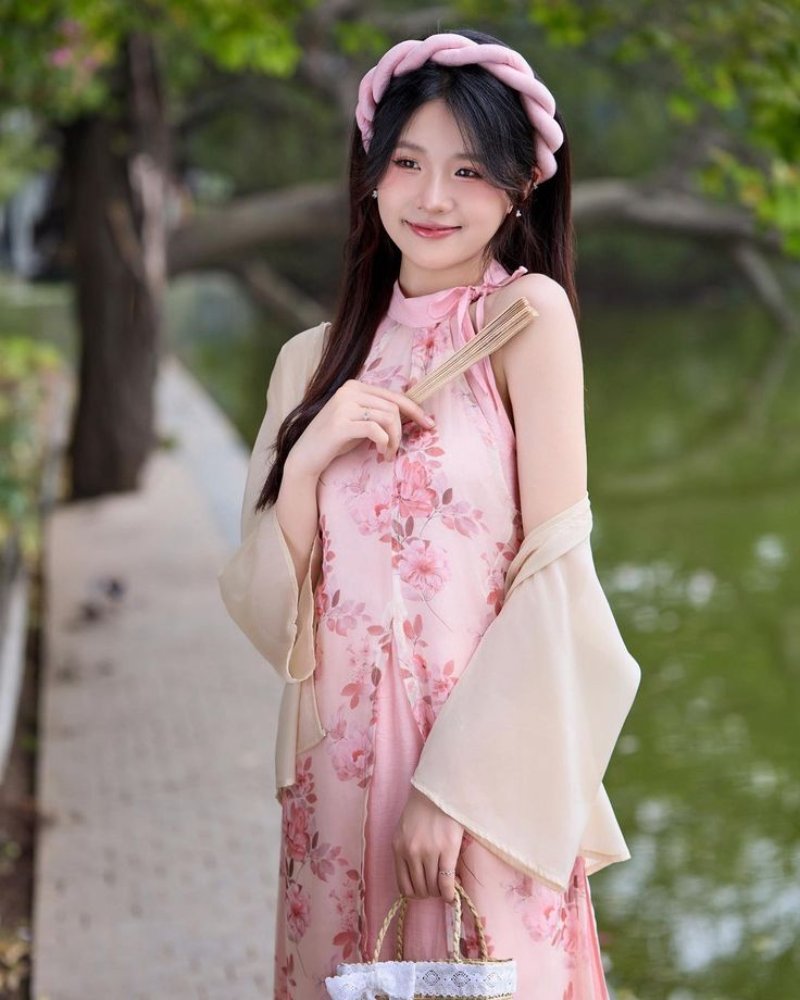 Gợi ý pose dáng chụp ảnh áo dài Tết duyên dáng, thanh lịch