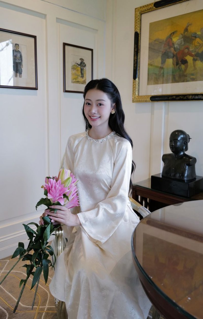 Những cách tạo dáng chụp ảnh áo dài Tết đẹp cho nữ cùng hoa