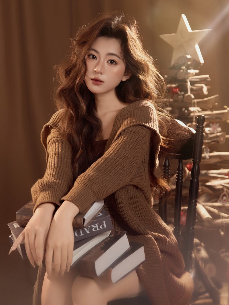 Pose dáng ngồi kế cây thông Noel