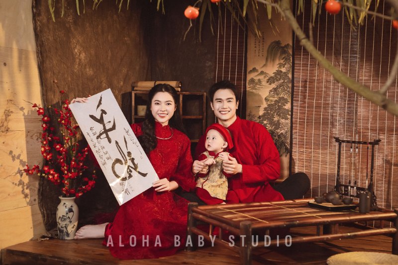 Tạo dáng chụp ảnh áo dài Tết gia đình