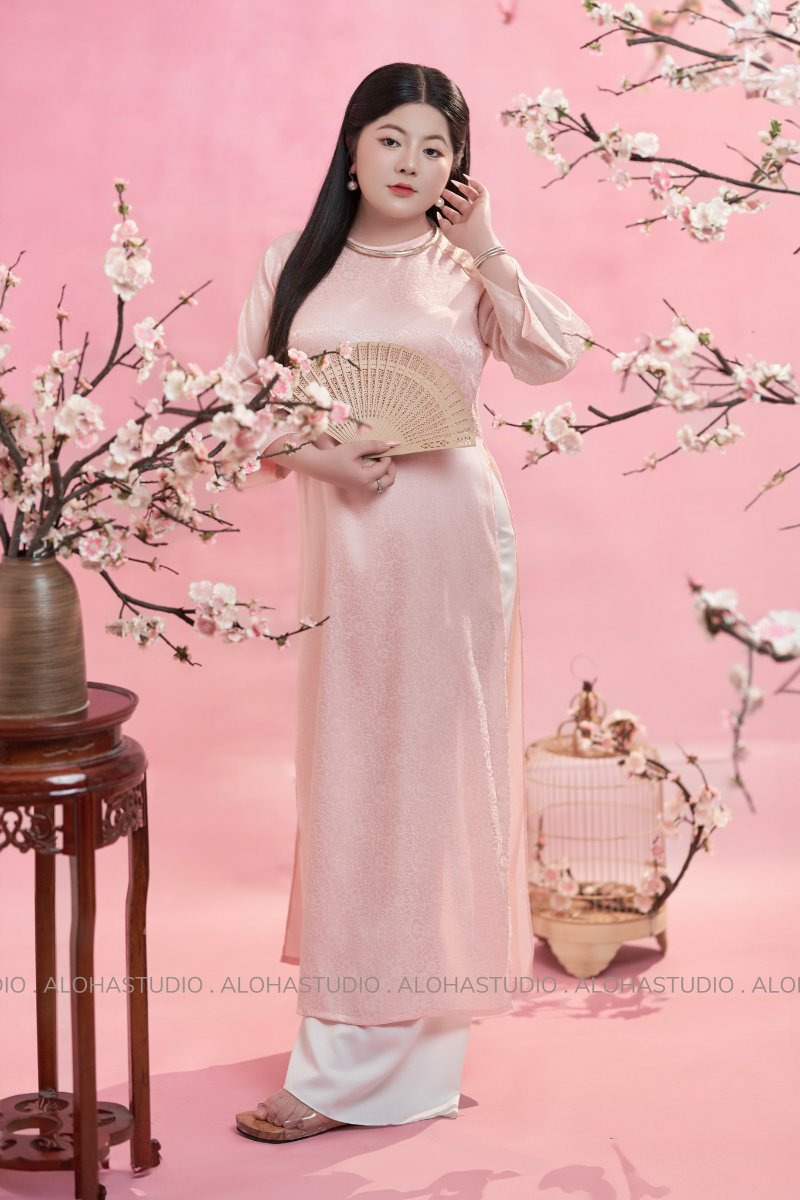 Tạo dáng chụp ảnh áo dài Tết theo bối cảnh