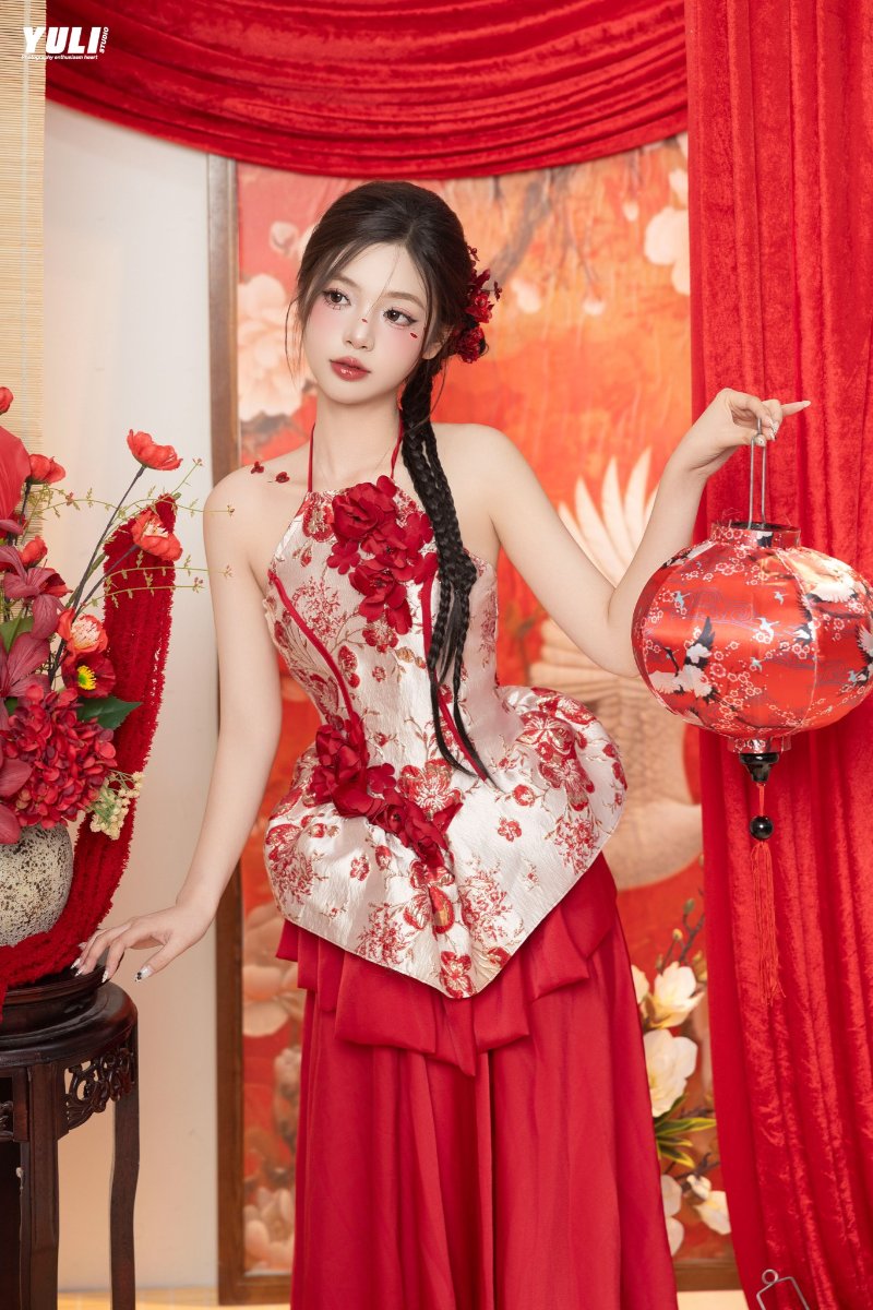 Tạo dáng chụp ảnh áo dài Tết với lồng đèn