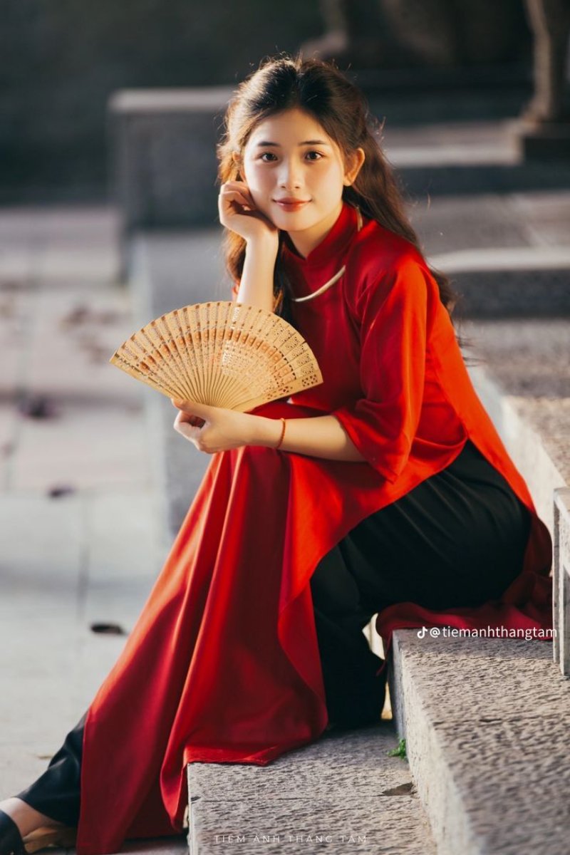 Tạo dáng chụp ảnh áo dài Tết với quạt