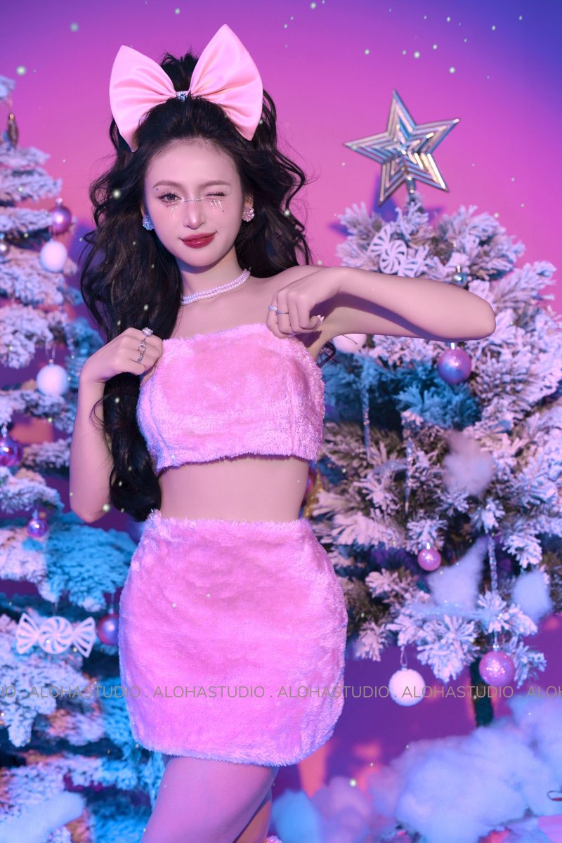 Tạo dáng chụp ảnh với cây thông Noel dễ thương, ngọt ngào