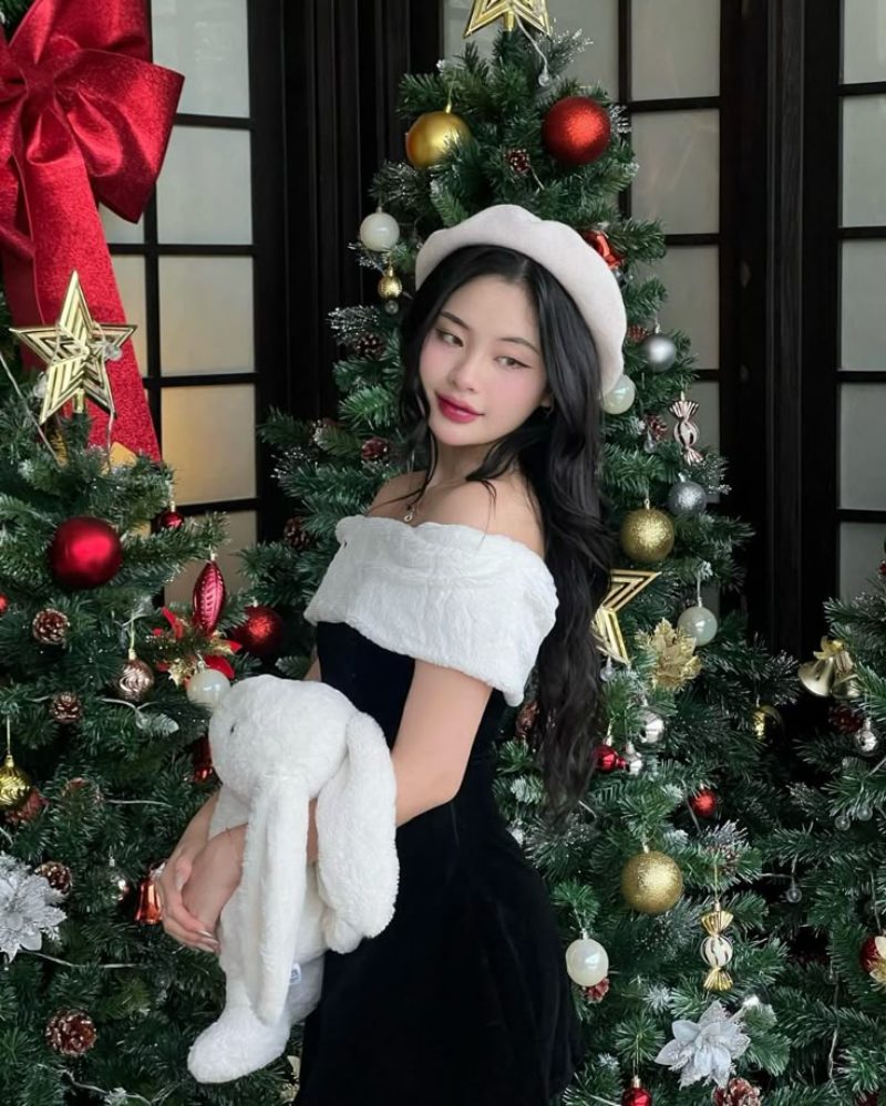 Tạo dáng chụp ảnh với cây thông Noel ngoài trời