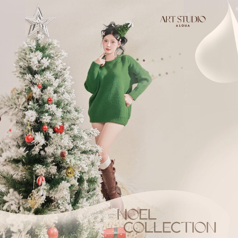 Tạo dáng chụp đứng kế bên cây thông Noel