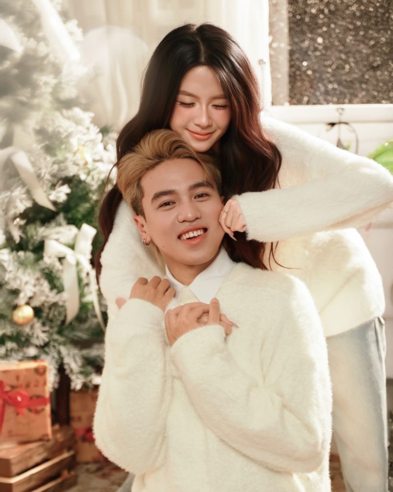 Tạo dáng chụp hình Noel dành cho các cặp đôi