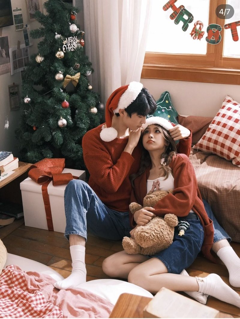Tạo dáng với cây thông chụp cùng người yêu