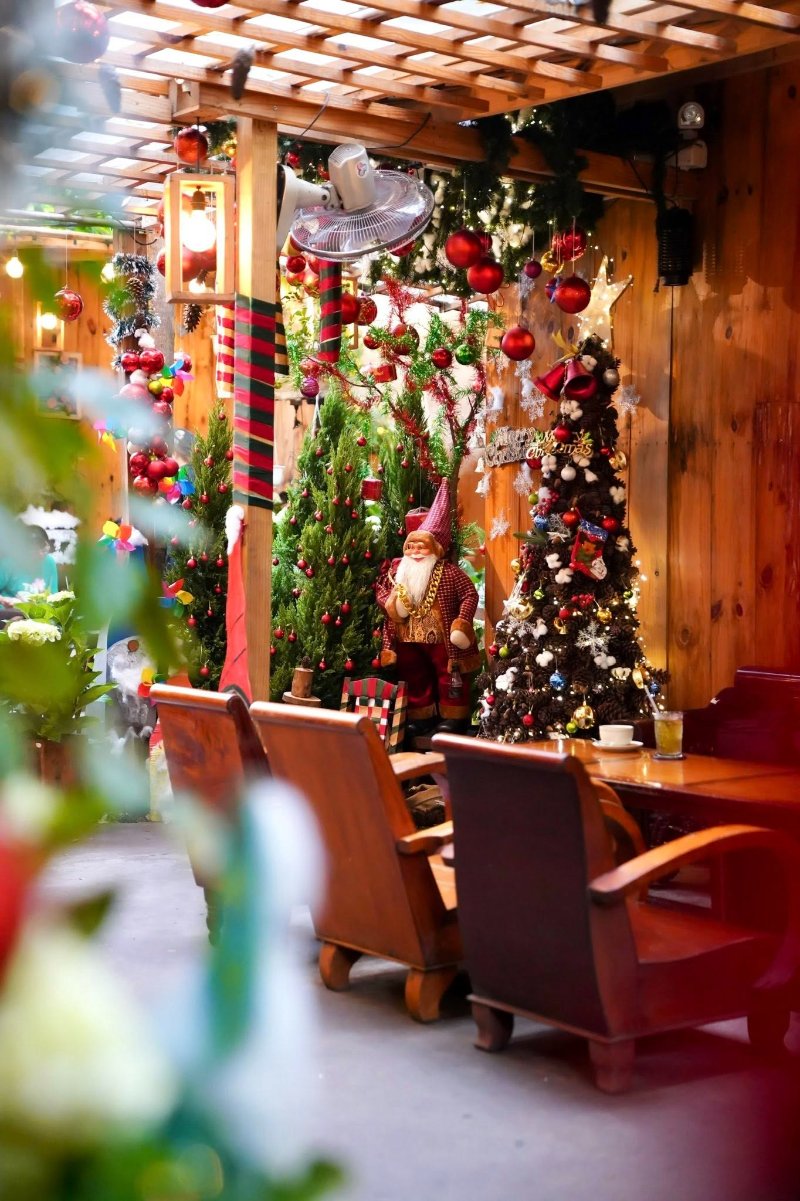 Trang trí cây thông Giáng sinh theo phong cách cổ điển