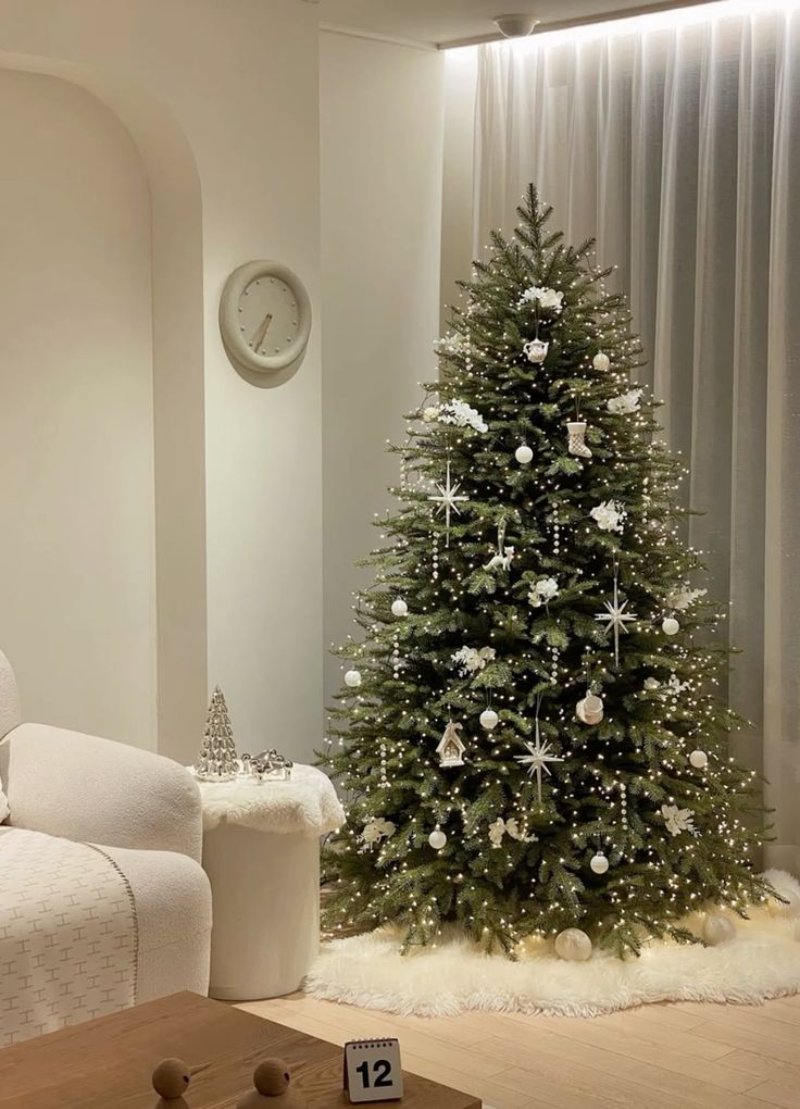 Trang trí cây thông Giáng sinh với bông tuyết mùa đông