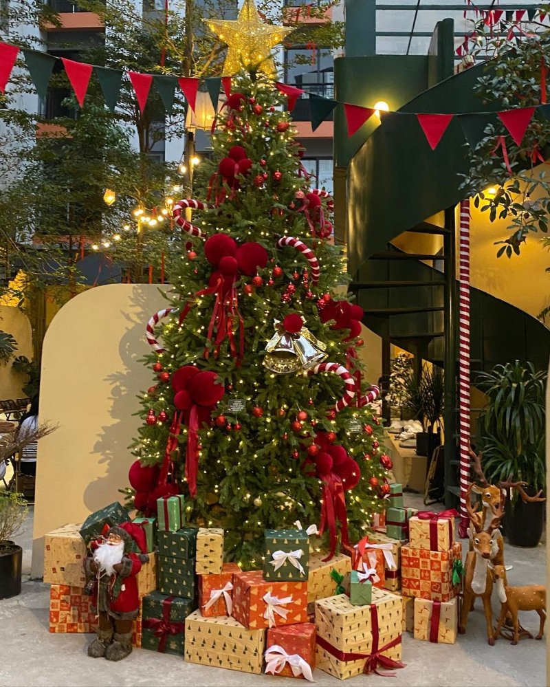 Trang trí cây thông Giáng sinh với hộp quà giáng sinh