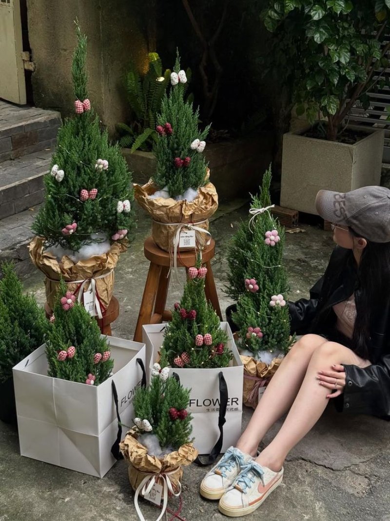 Trang trí cây thông Noel mini để bàn