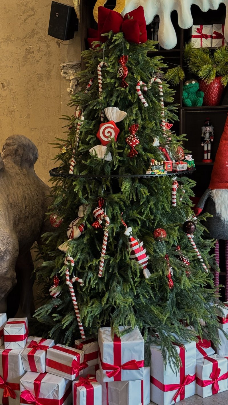 Trang trí cây thông Noel theo phong cách tối giản